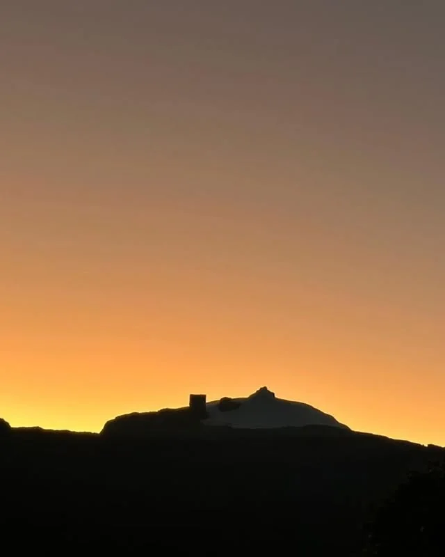 Silueta de la cordillera del Cocuy contra un cielo naranja al atardecer