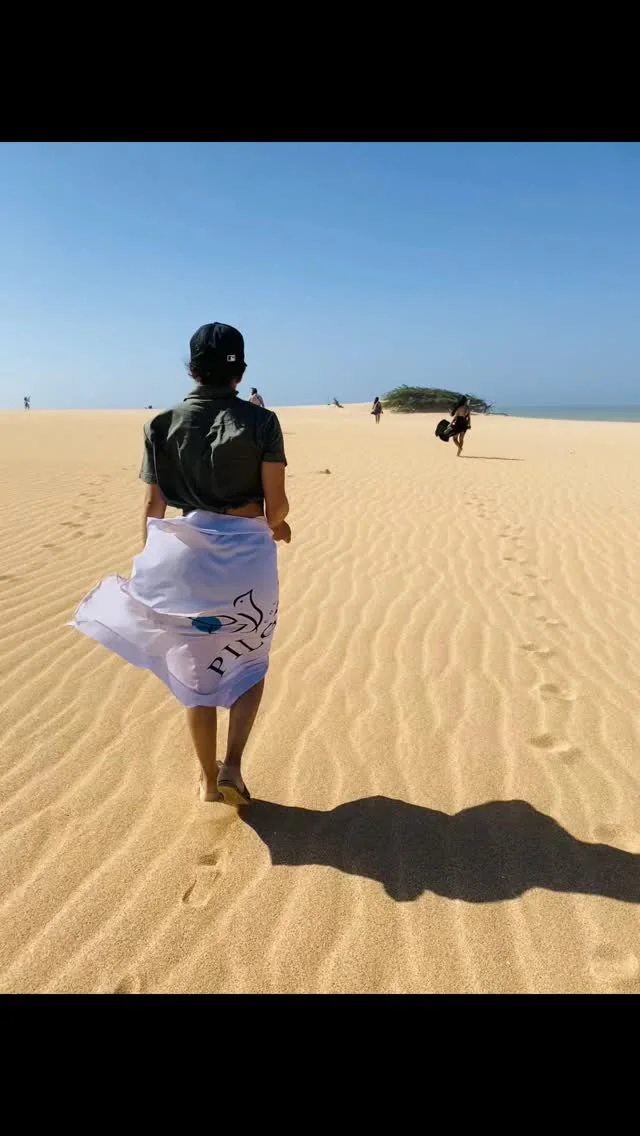 Dunas de Taroa cayendo hacia el mar Caribe en el desierto de la Guajira
