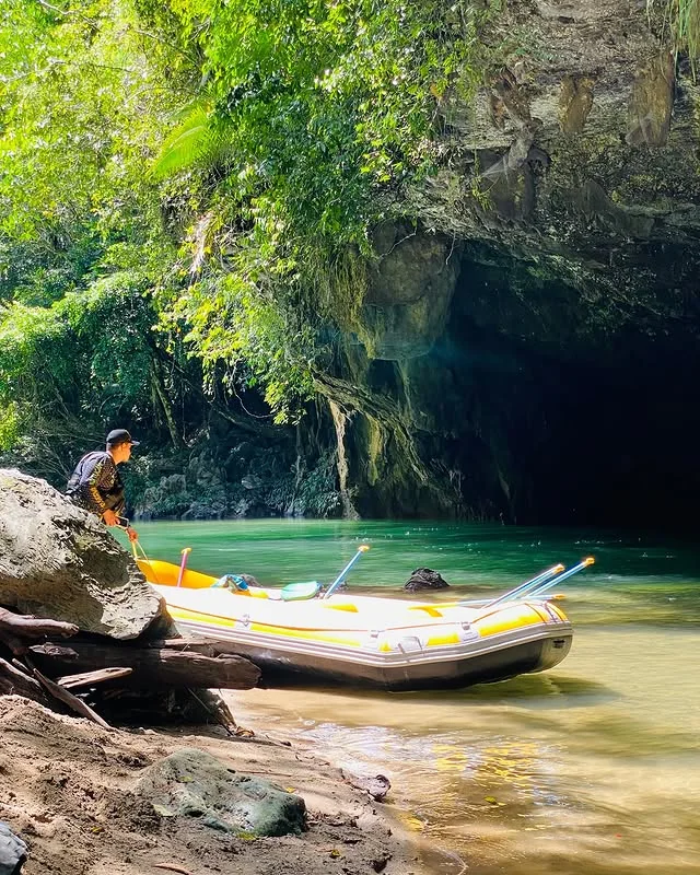 Balsa de rafting a la entrada de la cueva del Cañón del Río Claro, aguas turquesa en Antioquia